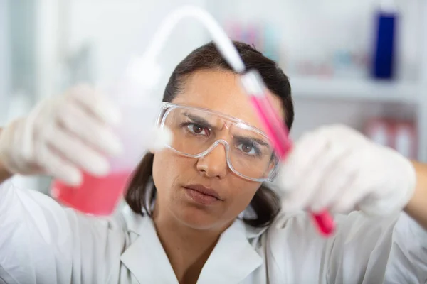 Кидання Хіміка Жінки Допомогою Піпетки — стокове фото
