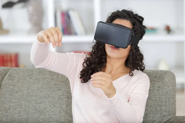 Žena Sluchátkách Virtuální Reality — Stock fotografie