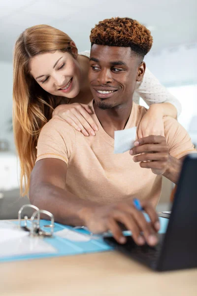 Gemischtes Paar Umarmt Sich Und Blickt Auf Laptop — Stockfoto