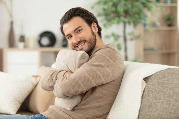 Junge Attraktive Lächelnde Kerl Auf Dem Gemütlichen Sofa Hause — Stockfoto