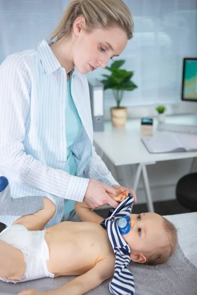 Female Doctor Listens Small Child Stethoscope — Stock Photo, Image