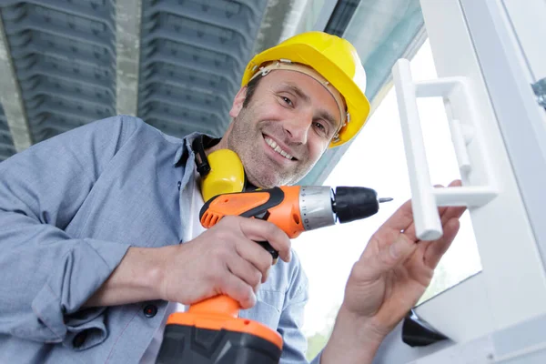 Portret Szczęśliwego Mężczyzny Mundurze Pracującego Elektrycznym Śrubokrętem — Zdjęcie stockowe