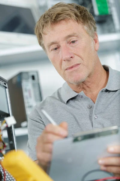 一个电子工程师的肖像 他正在修理一个个人电脑 — 图库照片