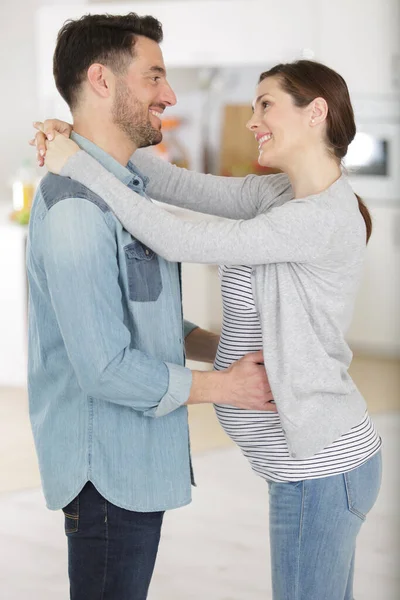 Ein Schönes Paar Erwartet Ein Baby — Stockfoto