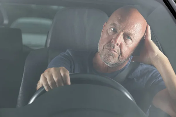 Gelangweilte Autofahrerin Wartet Stau — Stockfoto