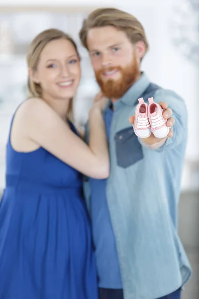 Verwachting Paar Holding Baby Laarsjes — Stockfoto