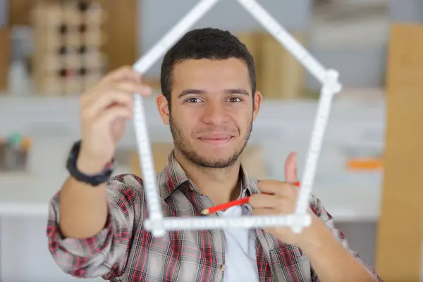 Junger Arbeiter Zeigt Hausform Vom Lineal Mit Erhobenem Daumen — Stockfoto