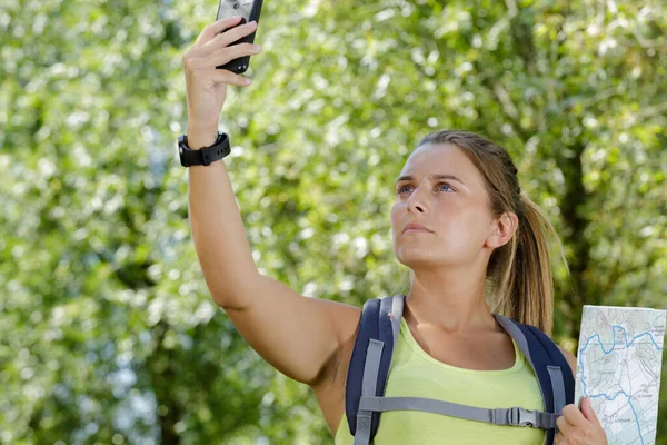 Ung Kvinna Vandrare Tar Selfie Naturen — Stockfoto