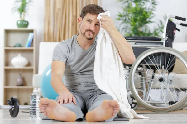 Hombre Discapacitado Silla Ruedas Haciendo Ejercicio —  Fotos de Stock