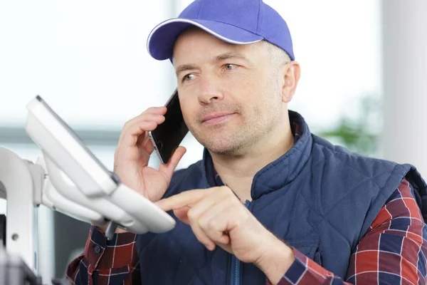 Mężczyzna Telefon Obok Zepsutego Kserokopiarki — Zdjęcie stockowe