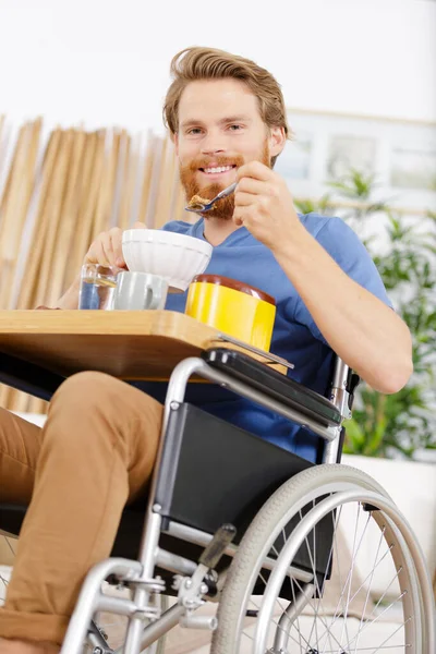 Niepełnosprawny Człowiek Jedzący Posiłek — Zdjęcie stockowe