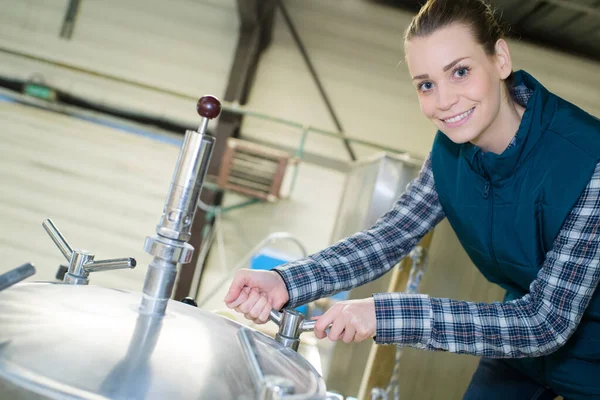 Работница Пивоварни Проверяет Процесс Пивоварения — стоковое фото