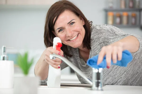 Mulher Feliz Usando Spray — Fotografia de Stock