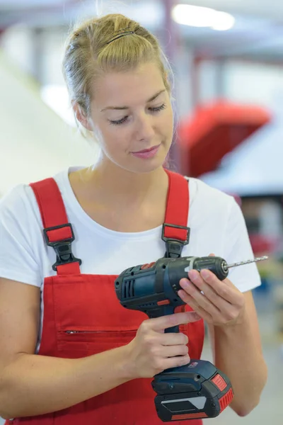 Industriarbetare Kvinna Med Borr — Stockfoto