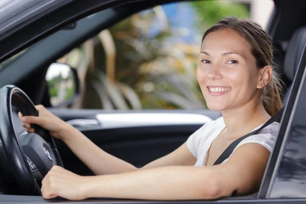 快乐的女人 在她的车 — 图库照片