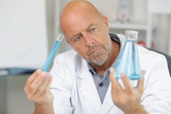 Męski Lekarz Analizujący Próbki Płynów — Zdjęcie stockowe