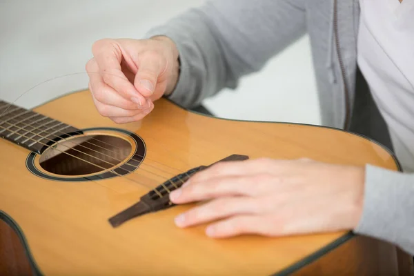 Zbliżenie Zmienić Struny Gitary Akustycznej — Zdjęcie stockowe