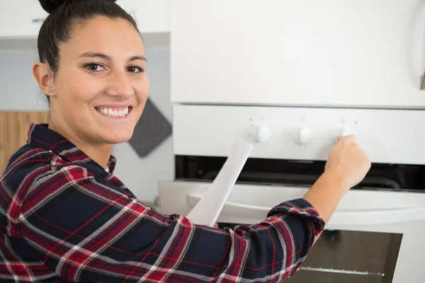 Happy Woman Fitting Oven — Stock Photo, Image