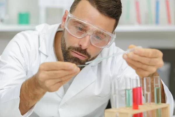 Male Lab Worker Research Exercise — Stock Photo, Image