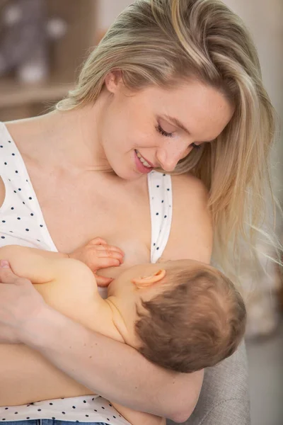Jovem Mãe Amamentando Seu Bebê Recém Nascido — Fotografia de Stock