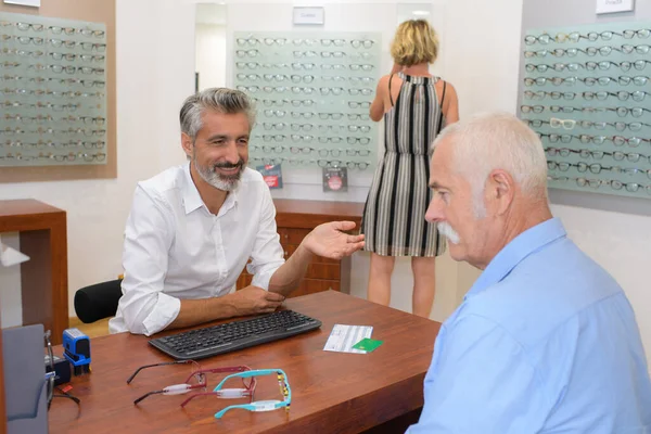 Старший Человек Разговаривает Своим Оптометристом — стоковое фото