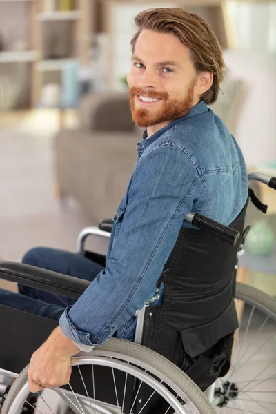 Młody Niepełnosprawny Mężczyzna Siedzi Wózku Inwalidzkim Domu — Zdjęcie stockowe
