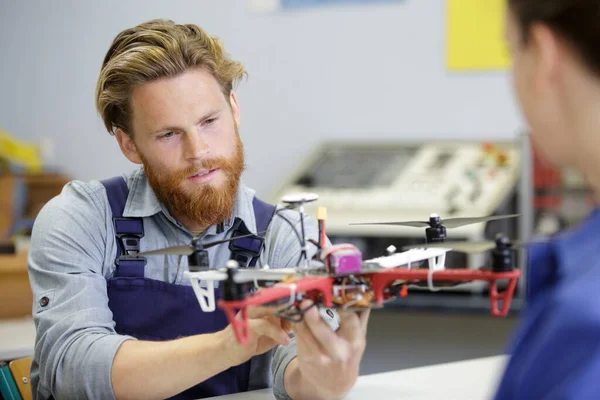 Drone Inceleyen Bir Mühendis — Stok fotoğraf