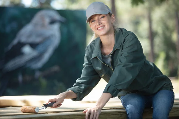 Professional Woman Painting Bench Park — Stock Photo, Image