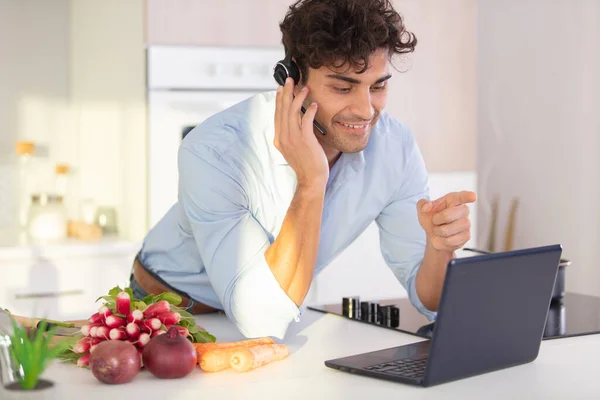 Man Modern Kitchen Wearing Headset Using Laptop — Stock Photo, Image