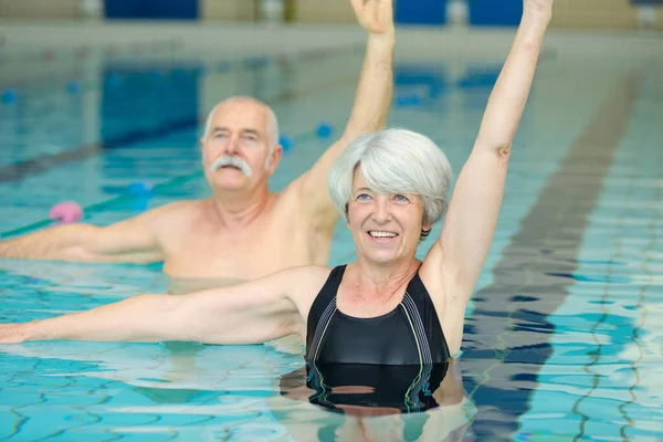 Seniorenpaar Oefenen Zwembad — Stockfoto