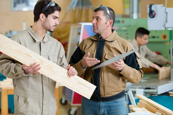 Jovem Carpinteiro Que Recebe Instruções Supervisor — Fotografia de Stock
