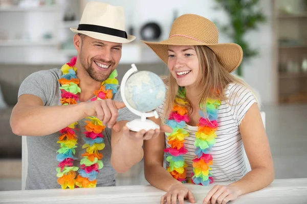 Couple Heureux Regardant Globe Choisir Pays Visiter — Photo
