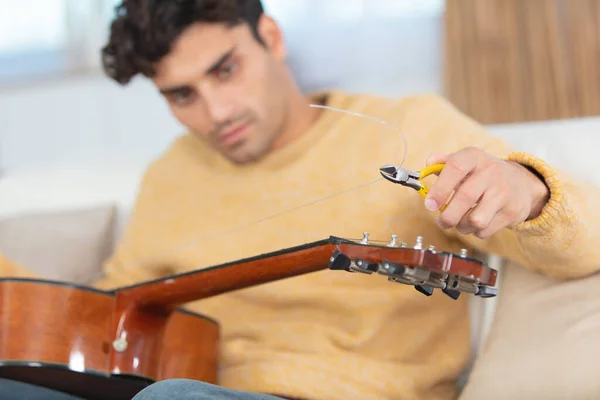 Lutemaskinen Fixar Gitarr — Stockfoto