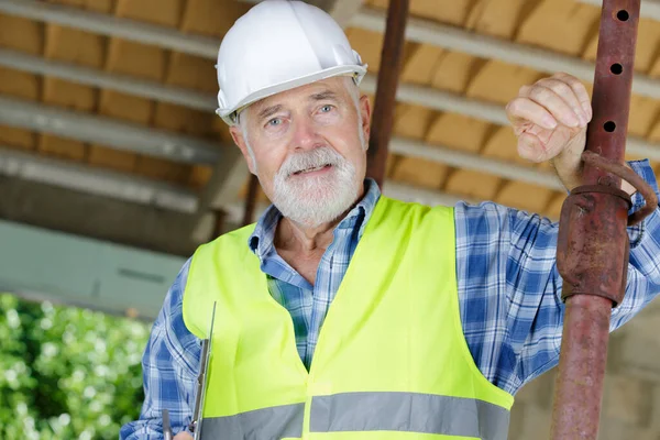 Ein Älterer Bauarbeiter Ist Drinnen — Stockfoto