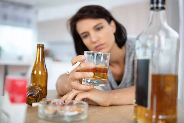 Μεθυσμένη Γυναίκα Που Κρατάει Αλκοολούχο Ποτό — Φωτογραφία Αρχείου