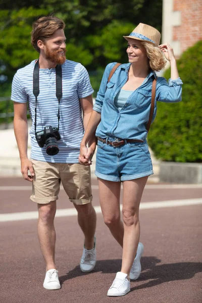 夫妇在街上散步时牵着手 — 图库照片