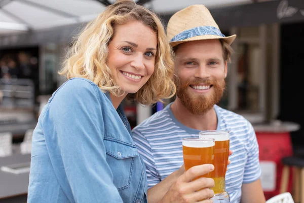 Gelukkig Paar Met Bier Buiten — Stockfoto