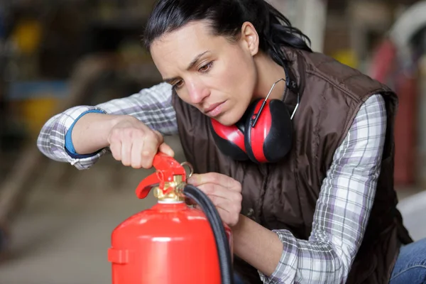 Woman Looking Fire Extinguisher — Stock Photo, Image