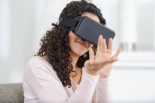 Glimlach Jonge Vrouw Dragen Met Behulp Van Virtual Reality Bril — Stockfoto