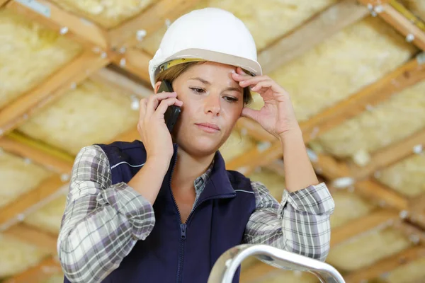 Kobieta Budowniczy Przy Użyciu Smartfona — Zdjęcie stockowe
