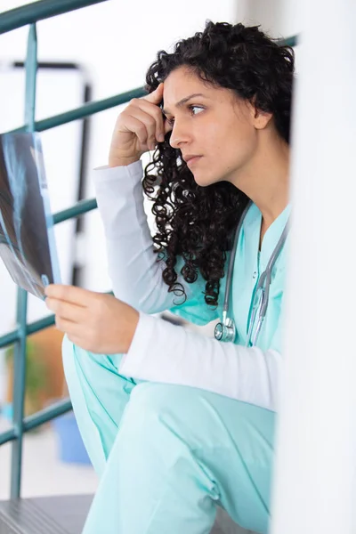 女性医師が 線を見る — ストック写真