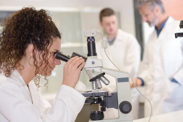 Kvinnlig Forskare Med Mikroskop — Stockfoto