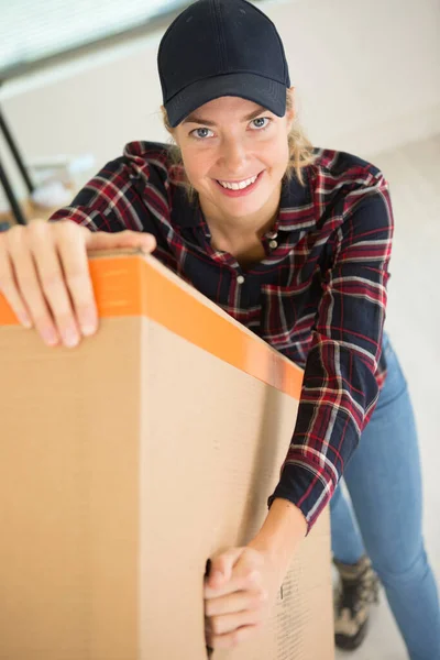 Female Worker Carrying Box — Stock Photo, Image