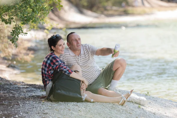 Casal Abraçando Pedra Perto Lago — Fotografia de Stock