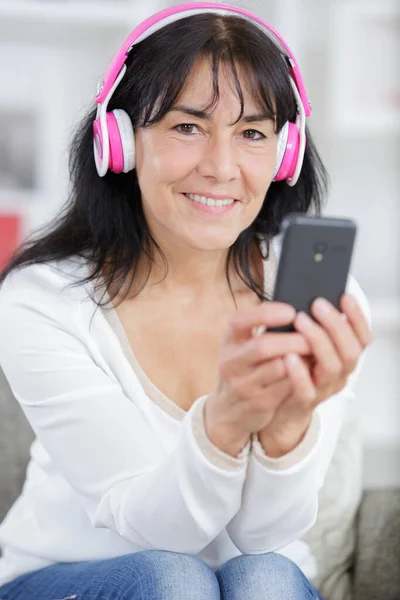 Mulher Sênior Feliz Ouvindo Música Casa — Fotografia de Stock