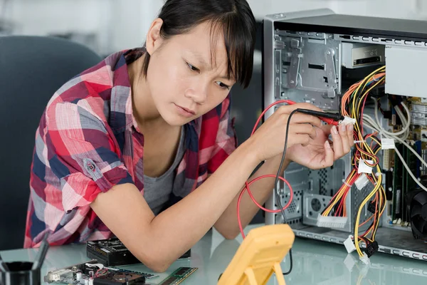 幸せな若い女性のPc技術者は電圧を測定し — ストック写真