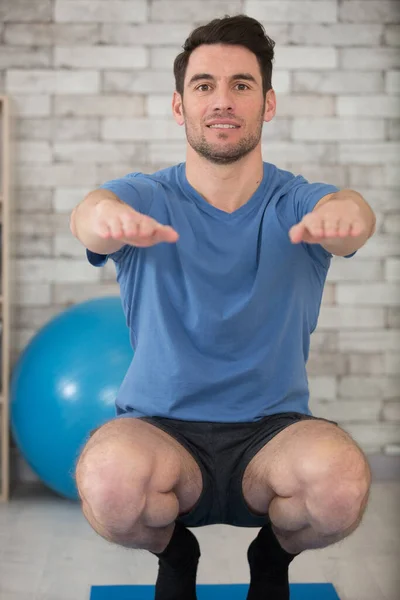 Uomo Che Tiene Posizione Accovacciata Equilibrio Sul Tappeto Esercizio — Foto Stock