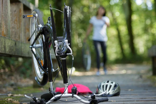 Javítás Egy Törött Kerékpár Erdőben — Stock Fotó