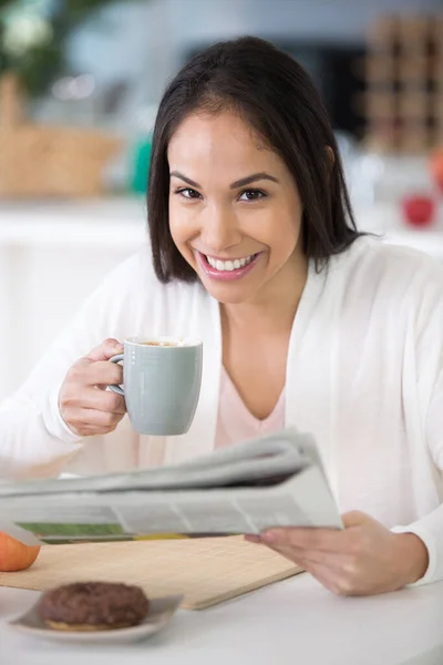 Mulher Atraente Ler Jornal Enquanto Tomando Café Manhã — Fotografia de Stock
