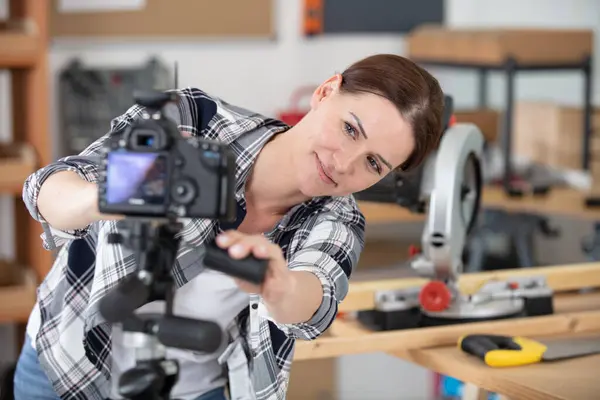 Ung Kvinnlig Reparatör Inspelning Video För Hennes Blogg — Stockfoto